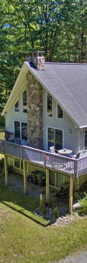 Spacious Home with Deck, Grill and Delaware River View，位于Callicoon的酒店