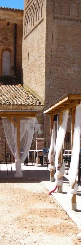 Apartamentos La Fonda，位于Aniñon的酒店