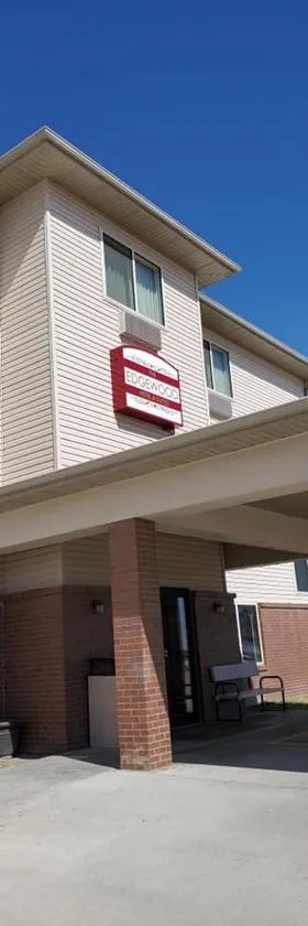 The Edgewood Hotel and Suites，位于Fairbury的酒店