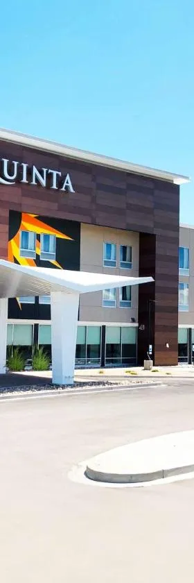 La Quinta Inn & Suites Limon by Wyndham，位于利蒙的酒店