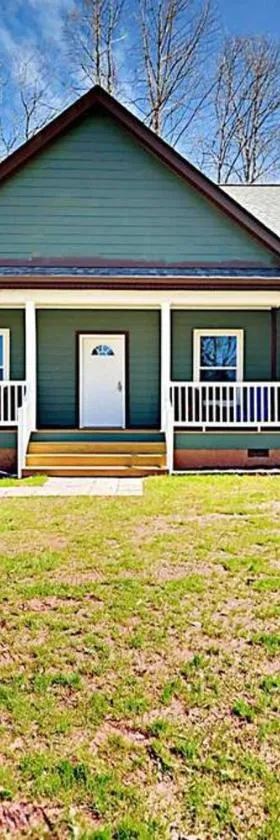 Serenity Views Comfort - Close to City & Parkway!，位于Weaverville的酒店