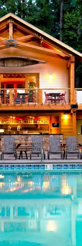 优胜美地常青山林小屋，位于格罗夫兰的酒店