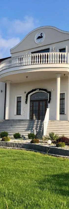 Hotel Nad Stawem，位于Skalbmierz的酒店