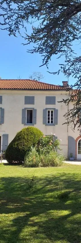 Chez Celine et Philippe chambre Marie dans propriété de charme avec piscine，位于Le Fossat的酒店