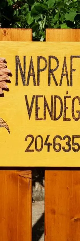 Napraforgó Vendégház，位于加尔多尼的酒店