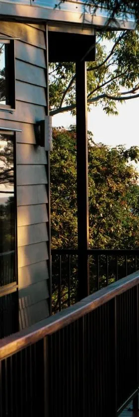 Rainforest Gardens - Luxury Hillside Accomodation with Views to Bay & Islands，位于Mount Cotton的酒店
