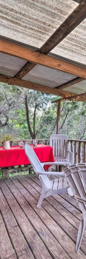 Cedar Falls Cabin 4 Nestled by Honey Creek，位于Davis的酒店
