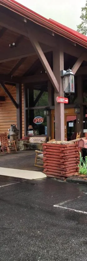 Smoky Falls Lodge，位于马吉谷的酒店