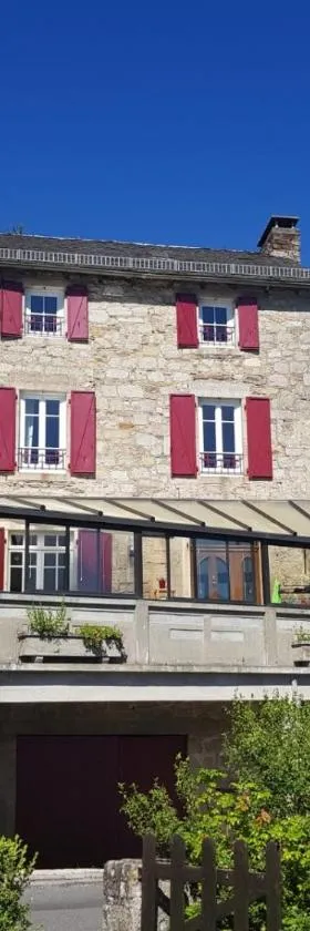 Maison d'Hôtes "La Pierre Pointue"，位于Saint-Léons的酒店