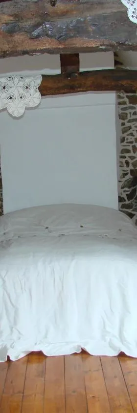 CHAMBRE ROMANTIQUE CHEZ L'HABITANT à LAMBALLE，位于朗巴勒的酒店