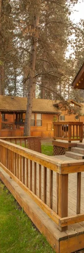 Cold Springs Resort，位于Camp Sherman的酒店