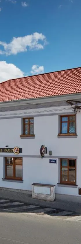 Restaurace Hotel Praha，位于Nižbor的酒店