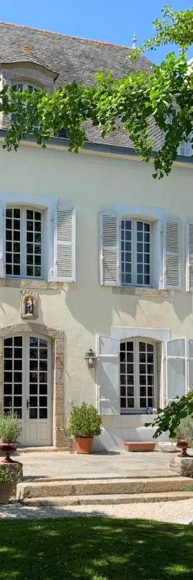 LA MEFFRAIS 1741 Manoir d'hôtes aux portes de Dinan，位于迪南的酒店