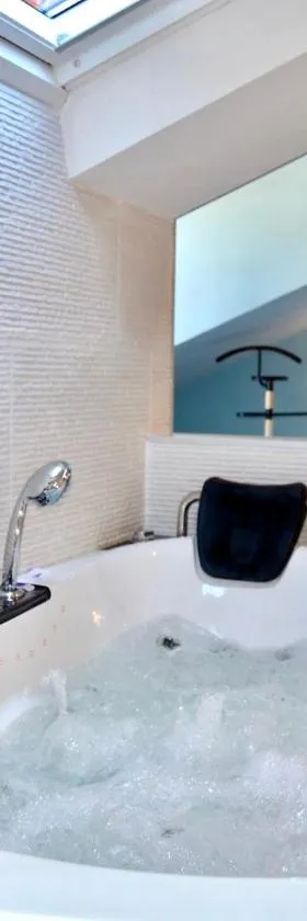 Akla Suites con Jacuzzi Santillana，位于桑提亚纳德玛的酒店