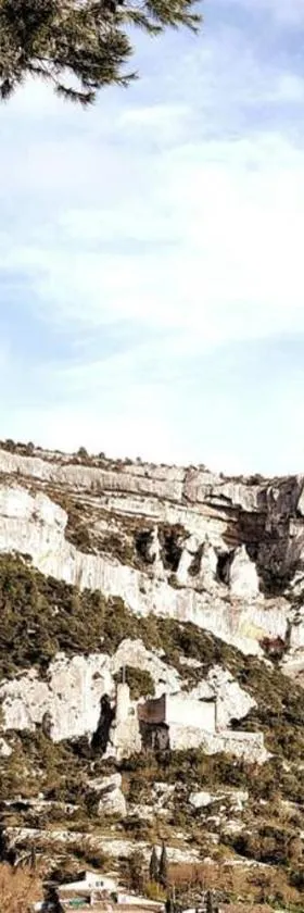 Vue panoramique sur le château,montagne et grottes，位于方丹·德·沃克吕兹的酒店