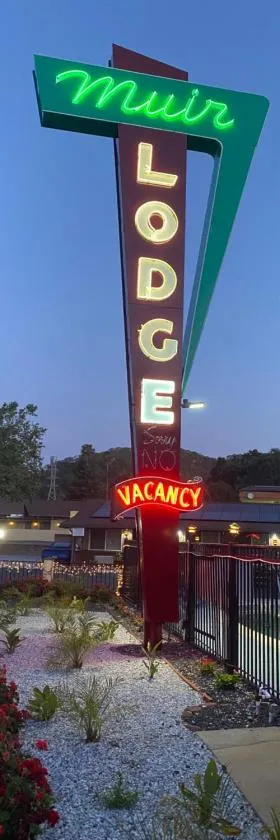 缪尔洛奇汽车旅馆，位于马丁内斯的酒店