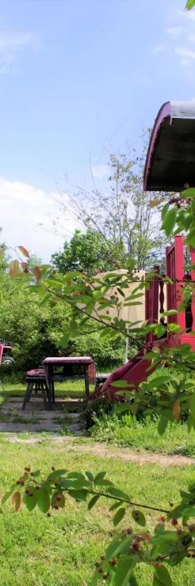 Les Roulottes et Cabanes du Livradois，位于Cunlhat的酒店