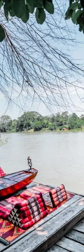 The Antique Riverside Resort，位于Ban Pong的酒店