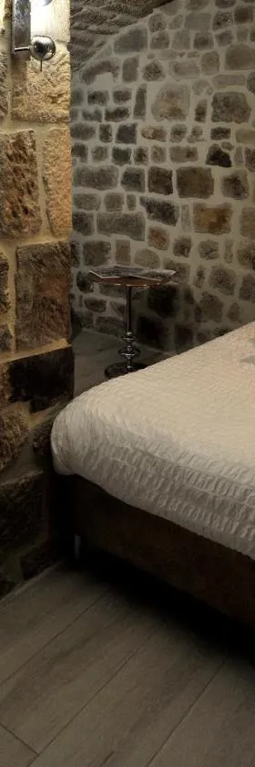Chambre Comballe charmante avec jacuzzi，位于Sanilhac的酒店