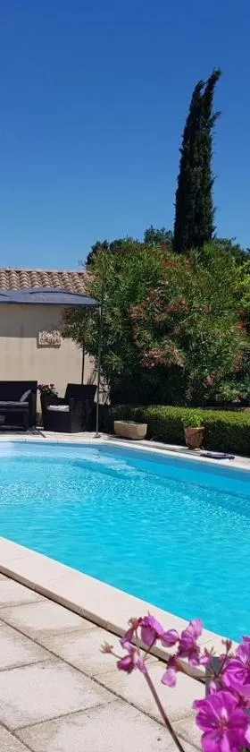 CHAMBRE D HOTES à 4 KMS D UZES " Chez Nadou "，位于Arpaillargues-et-Aureillac的酒店
