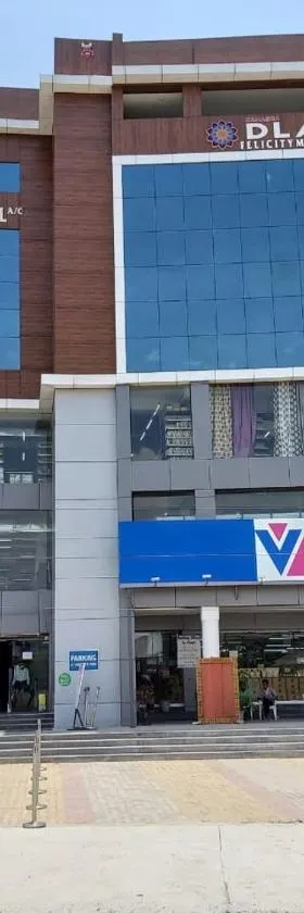 Hotel Sahasra DLA，位于瓦朗加尔的酒店