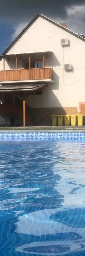 法木瓦尔家公寓，位于鲍洛通费尼韦什的酒店