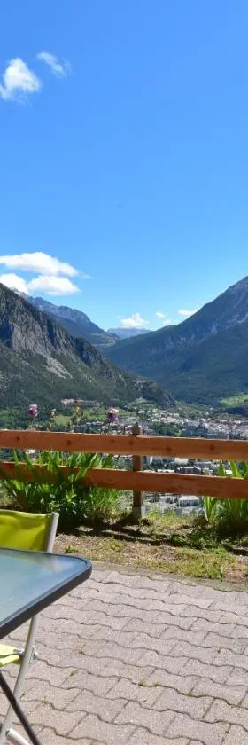 CHALET SERRE CHEVALIER AVEC VUE EXCEPTIONNELLE，位于皮圣皮埃尔的酒店