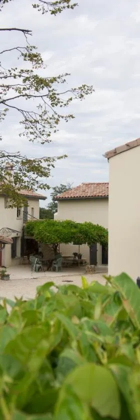 Gîtes Du Mas de Surlan，位于尚泰梅尔莱布莱的酒店