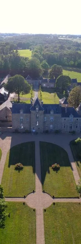 Château de Cadouzan，位于Saint-Dolay的酒店