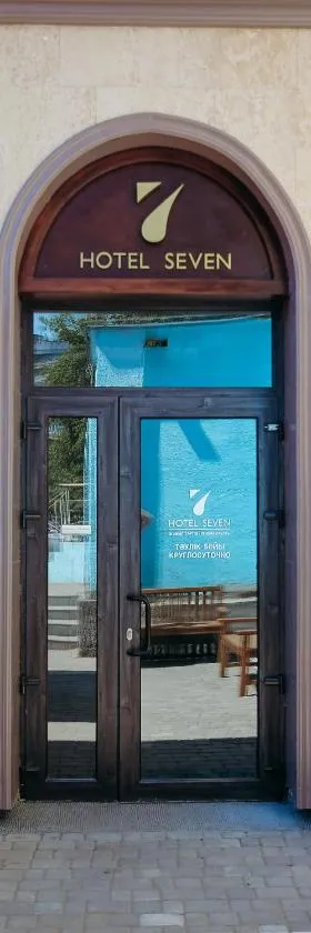 7 Boutique Hotel，位于乌斯季卡缅诺戈尔斯克的酒店