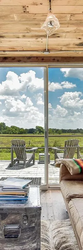 FlopHouze Shipping Container Hotel，位于Round Top的酒店