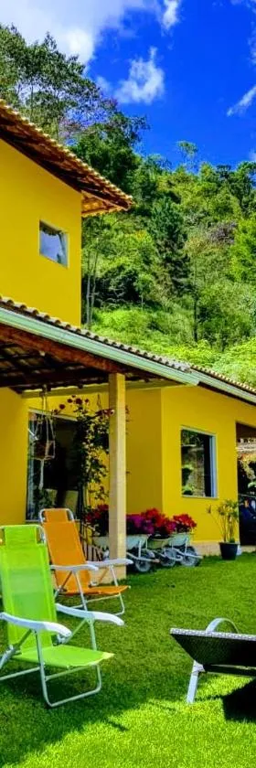 Casa Amarela, 03 suítes, pertinho do Valentim，位于Aracê的酒店