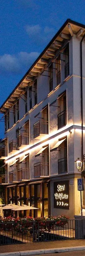 Hotel Bell'arrivo by Dori，位于佩斯基耶拉德加达的酒店