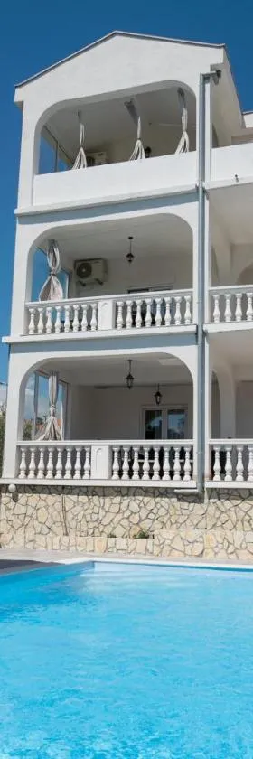 Villa Natura with private pool，位于扎达尔的酒店