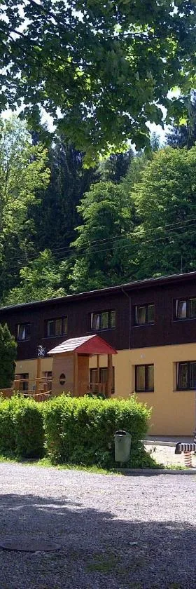 扎提斯旅馆，位于Komorní Lhotka的酒店