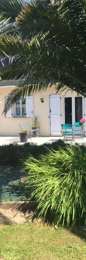 Côté jardin des Charmilles，位于Quettehou的酒店