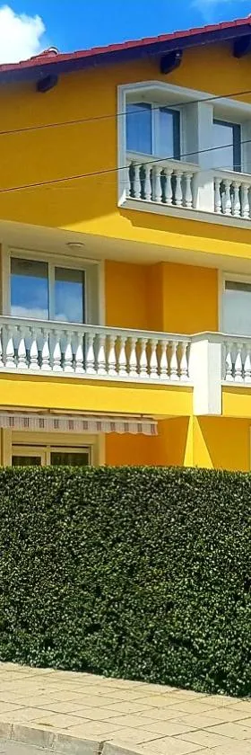 MARIANA - guest rooms，位于戈采代尔切夫的酒店