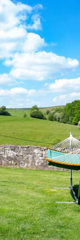 B&B HOTEL IN FERME DE LEUZE nabij Durbuy, eigen laadpalen，位于索姆勒兹的酒店