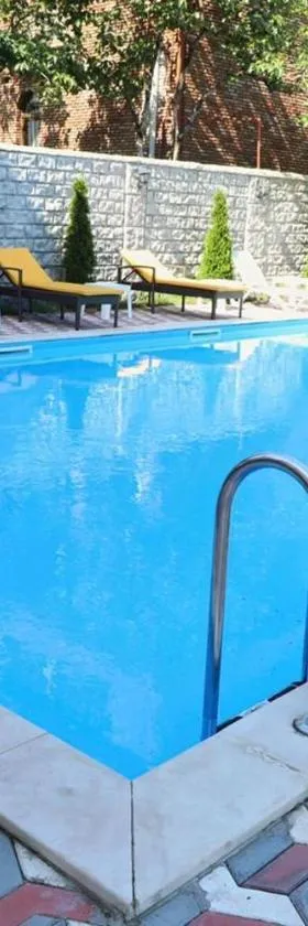 Hotel Estonia Two，位于科布列季的酒店