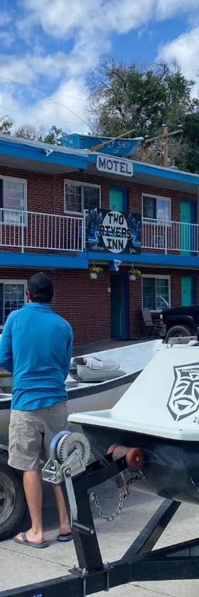 Two Rivers Inn，位于瑟莫波利斯的酒店