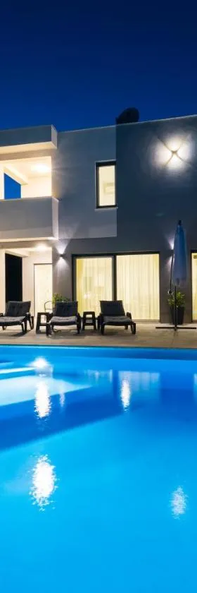 Villa Sky - Heating Pool，位于卡斯特罗诺维的酒店