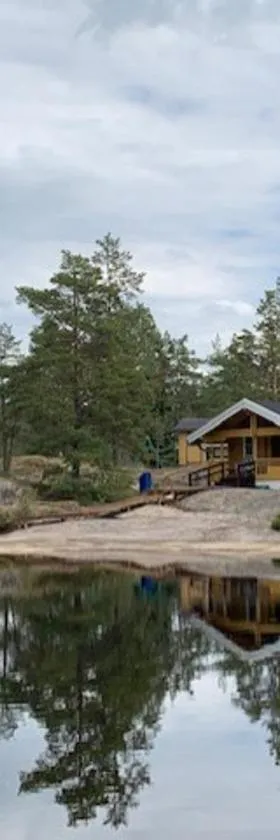 Luxury Holiday Home with Private Lake，位于Vehmaa的酒店