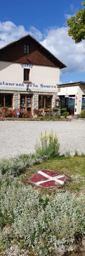 LA SOURCE Jacquet depuis 1954 Hôtel et Studio，位于Saint-Jean-de-Chevelu的酒店