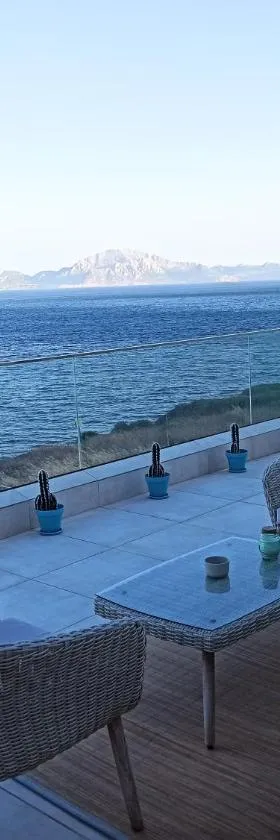 Punta Carnero Hostal，位于阿尔赫西拉斯的酒店