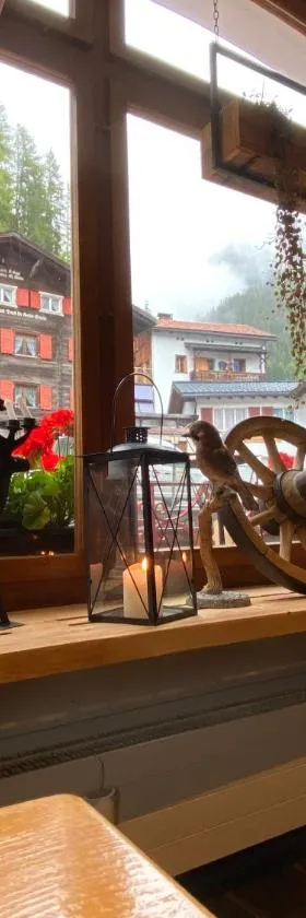 雪绒花宾馆，位于Langwies的酒店