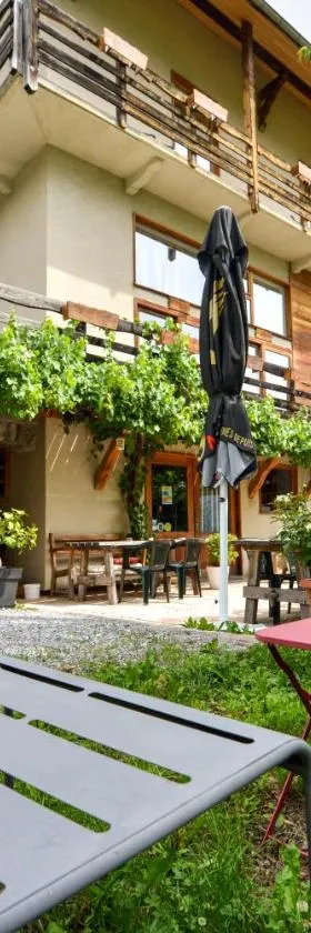 Hôtel Restaurant Gîtes Les 5 Saisons，位于弗雷斯涅的酒店