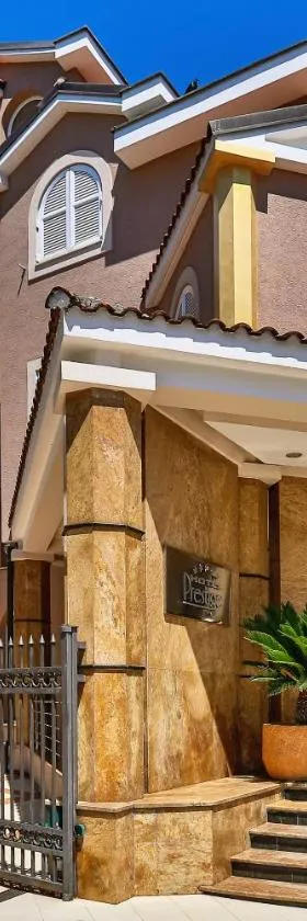麦克斯珍贵酒店，位于布德瓦的酒店