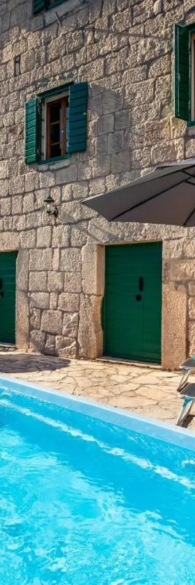 Villa Lazini Dvori，位于Staševica的酒店