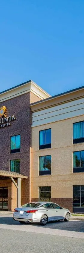 La Quinta Inn & Suites Bel Air I-95 Exit 77A，位于贝莱尔的酒店