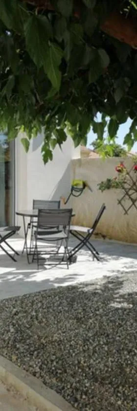 CHARMANT APPARTEMENT AVEC TERRASSE，位于旁特蒂伊泽尔的酒店